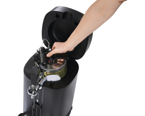 Bierzapfanlage mit eingesetztem Fass und einer Hand, die einen Zapfhahn bedient.