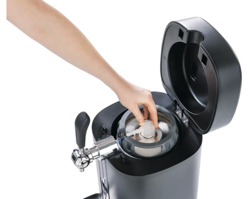 Bierzapfanlage mit geöffnetem Deckel und Hand, die ein Teil einsetzt