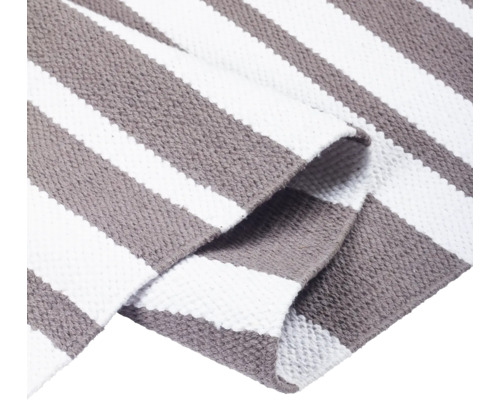 Gestreifter Teppich aus Textil