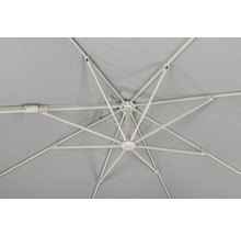 Unterseite eines Sonnenschirms mit Metallgestell