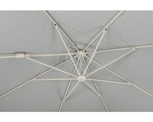 Unterseite eines Sonnenschirms mit Metallgestell