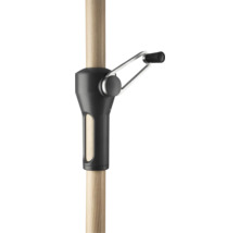 Gros plan d'un parasol avec mécanisme à manivelle