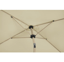 Vue de dessous d'un parasol avec des baleines en bois