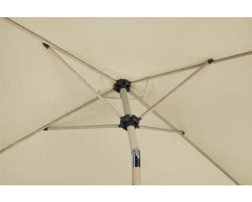 Vue de dessous d'un parasol avec des baleines en bois