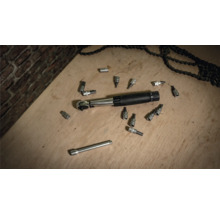 Clé dynamométrique avec douilles et chaînes sur une surface en bois