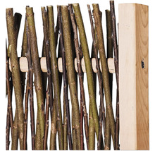 Detailansicht eines Zaunelements aus Weidenholz mit Holzpfosten