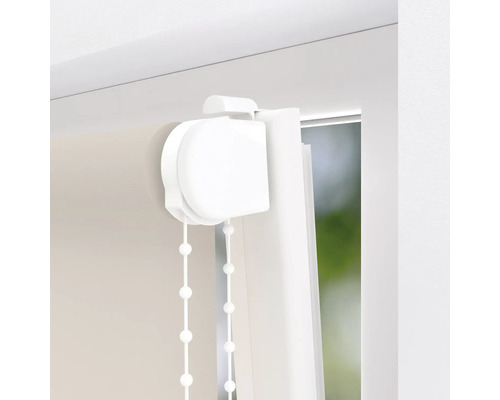 Detailansicht eines Rollos mit Kettenzug zur Fensterdekoration