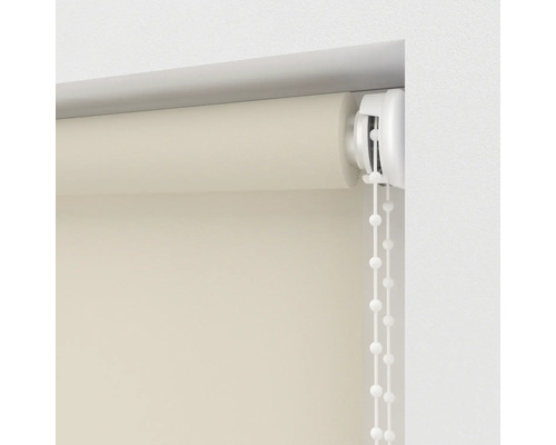 Beige Jalousie mit Bedienkette am Fenster