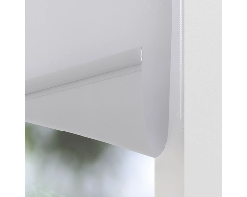 Detailansicht eines weißen Rollos am Fenster