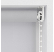 Rollo mit Kettenzug am Fenster