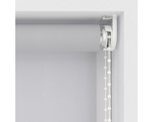 Rollo mit Kettenzug am Fenster