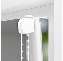 Detailansicht eines Rollos mit Kettenzugmechanismus am Fenster