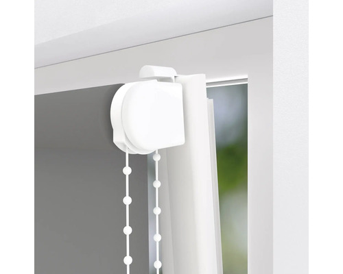 Detailansicht eines Rollos mit Kettenzugmechanismus am Fenster