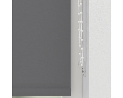 Graues Rollo mit Kettenzug am Fenster