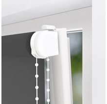 Detailansicht eines Rollos mit Kettenzug am Fenster