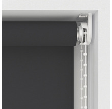 Dunkelgraues Rollo mit Kettenzug im Fensterrahmen.