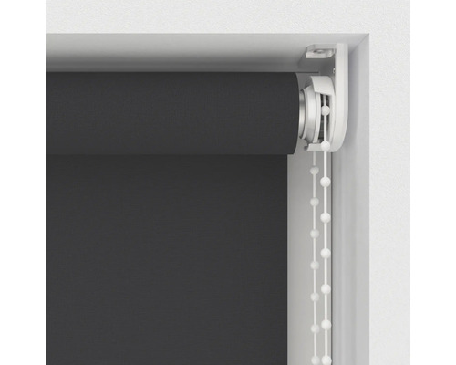 Dunkelgraues Rollo mit Kettenzug im Fensterrahmen.