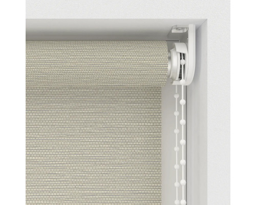 Detailaufnahme eines Rollos mit Kettenzug zur Fensterdekoration