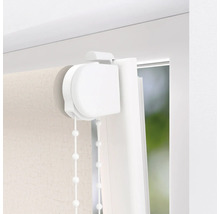 Detailansicht eines Rollos mit Kettenzug am Fenster