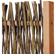 Detailansicht eines Flechtzaunelements aus Zweigen und Holz