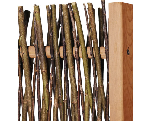 Detailansicht eines Flechtzaunelements aus Zweigen und Holz