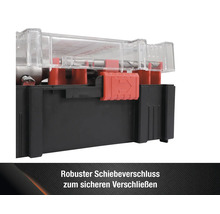 Detailaufnahme eines Bohrersets in einem Werkzeugkoffer mit transparentem Deckel und rotem Schiebeverschluss