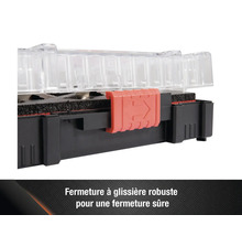 Gros plan du fermoir d'une boîte à outils avec couvercle transparent