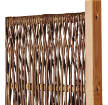Sichtschutzzaun aus Weide mit Holzrahmen