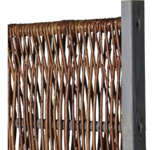 Detailansicht eines geflochtenen Weidenzauns mit Holzpfosten