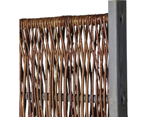 Detailansicht eines geflochtenen Weidenzauns mit Holzpfosten