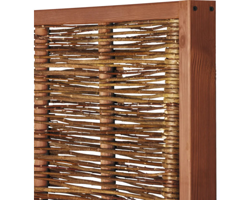 Detailansicht eines Sichtschutzelements aus Weide und Holzrahmen