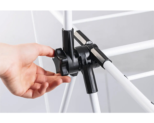 Hand justiert Verschluss an Wäscheständer