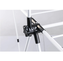 Detailansicht eines Wäscheständers mit schwarzer Kunststoffverbindung