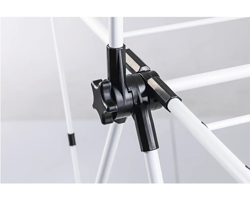 Detailansicht eines Wäscheständers mit schwarzer Kunststoffverbindung