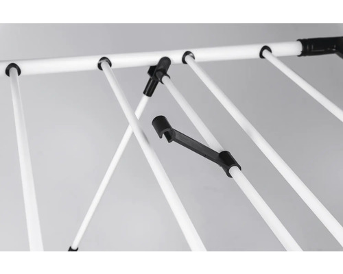 Detailansicht eines Wäscheständers mit weißen Streben und schwarzen Verbindungsstücken