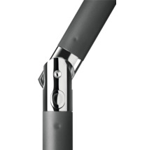 Gros plan d'un pied de parasol avec des éléments métalliques