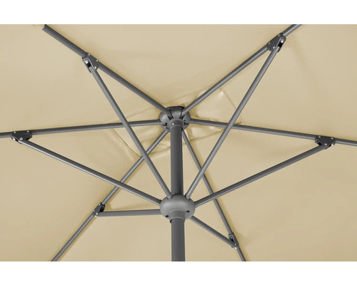 Dessous d'un parasol avec armature métallique et revêtement en tissu