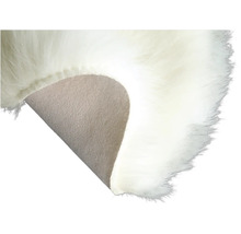 Detailaufnahme eines Teppichs mit Kunstfell