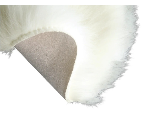 Detailaufnahme eines Teppichs mit Kunstfell