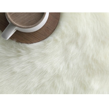 Nahaufnahme eines Teppichs mit langem Flor und einer Tasse auf einem Untersetzer