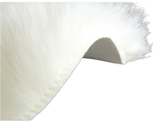 Detailansicht eines weißen, hochflorigen Teppichs