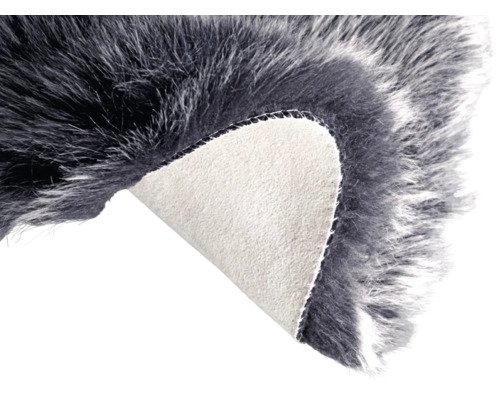 Tapis en fausse fourrure grise avec coin replié