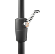 Detailansicht eines Sonnenschirms mit Kurbel und Schneider Schirme Logo.