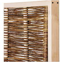 Detailansicht eines Flechtelements mit Holzrahmen