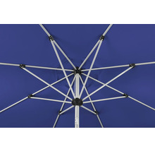 Unteransicht eines geöffneten Sonnenschirms mit Metallgestell