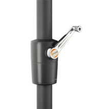 Gros plan sur un pied de parasol avec manivelle et le logo Schneider Schirme.