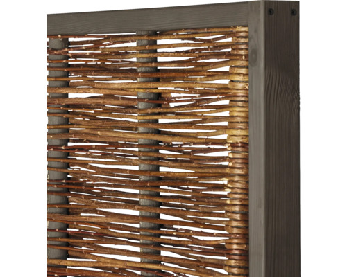 Detailansicht eines Sichtschutzelements aus Weidenzweigen mit Holzrahmen