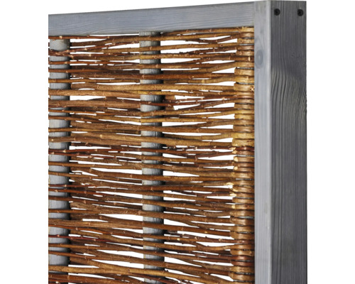 Detailansicht eines Sichtschutzzauns aus Weide