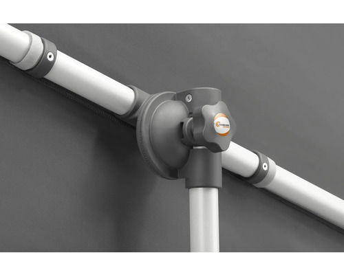 Gros plan d'un parasol avec le logo Schneider Schirme