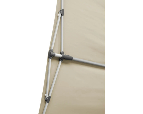 Vue détaillée d'un parasol avec armature et revêtement en tissu